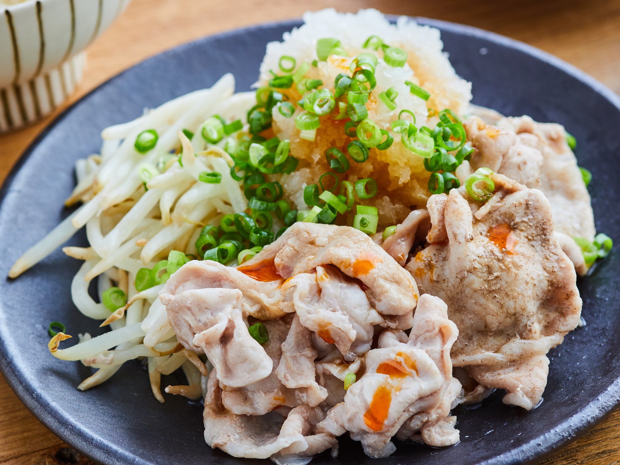 電子レンジで豚肉ともやしの蒸ししゃぶ